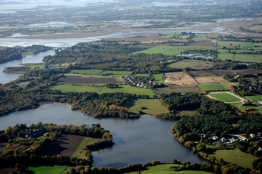 Le site de Brestivan (Theix), est à proximité du Golfe du Morbihan (rivière de Noyalo et marais de Séné). Sur le plateau, on trouve des habitats occupés du début de l'âge du Fer à l'Antiquité tardive.