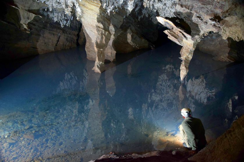 Le lac de Sterkfontein. Sous le niveau de la nappe phréatique, la grotte continue à se creuser, lentement. De futurs pièges à fossiles sont en formation. 