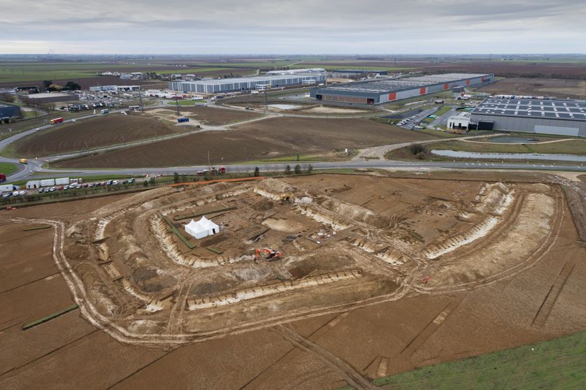 Vue d’ensemble du chantier de fouilles archéologiques d’Artenay (Loiret), en bordure de l’autoroute A10