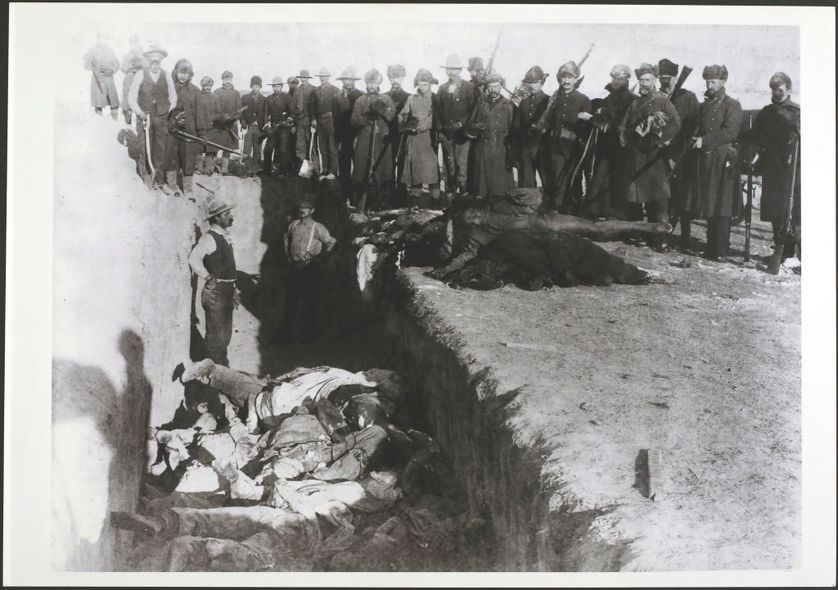 Les cadavres des Sioux Lakota entassés et enterrés sans cérémonies dans la tranchée, après le massacre de Wounded Knee