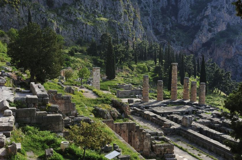 Temple d'Apollon sur le site archéologique de Delphes (Grèce) - 4è siècle avant notre ère (site classé au patrimoine mondial de l'Unesco en 1987). Temple d'Apollon sur le site archéologique de Delphes (Grèce) - 4è siècle avant notre ère (site classé au patrimoine mondial de l'Unesco en 1987).