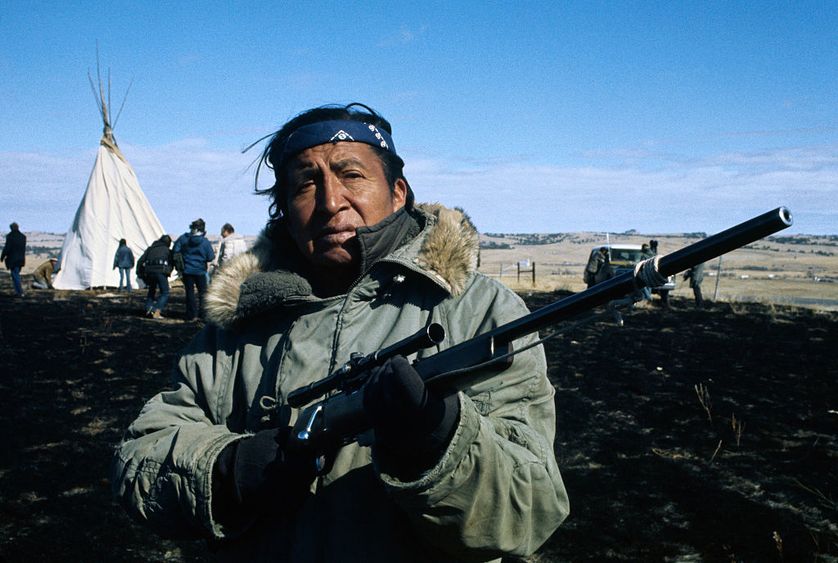 Oscar Bear Runner, membre de l'American Indian Movement (AIM), se tient avec un fusil à Wounded Knee (Dakota du Sud), sur la réserve indienne de Pine Ridge.