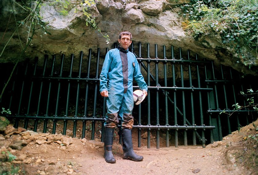 Marc Delluc (décédé en 2017), devant l'entrée de la grotte de Cussac (Dordogne), le spéléologue qui a découvert la grotte en septembre 2000