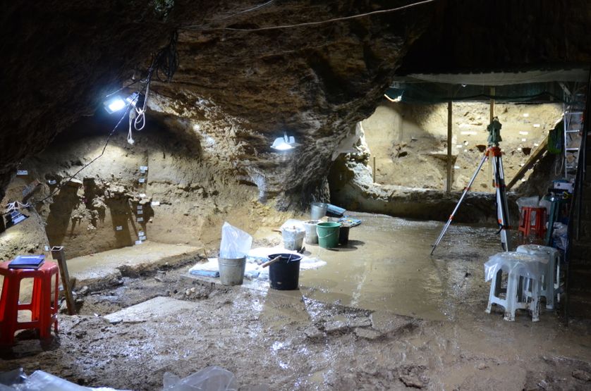 La niche 1 (à gauche) et le secteur principal (à droite) de la grotte de Bacho Kiro en Bulgarie.