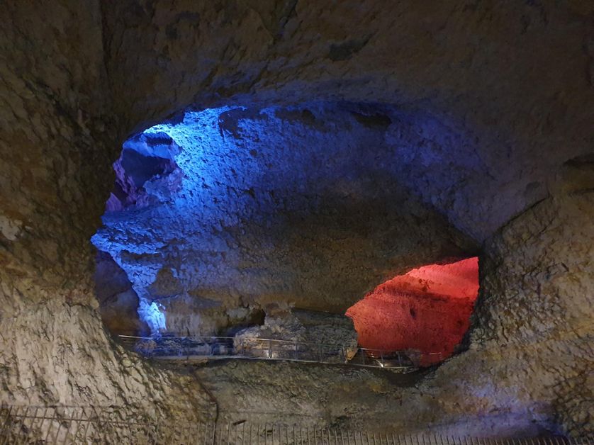 Vue d'un des passages de la partie aménagée de la grotte du Mas-d'Azil (Ariège).