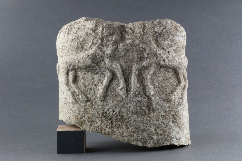 Fragment de statue de style celtique représentant deux animaux en plein combat. Au dos est sculpté un torse humain. L'association de représentations anthropomorphe et zoomorphe est extrêmement rare. (Artenay, Loiret)