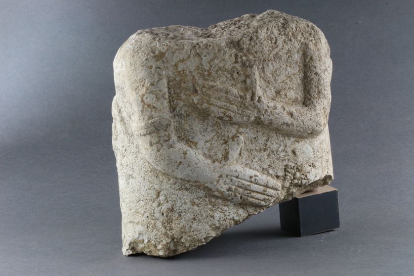 Fragment de statue de style celtique, représentant un torse humain. Au dos sont sculptés deux animaux en plein combat. L'association de représentations anthropomorphe et zoomorphe est extrêmement rare. (Artenay, Loiret)