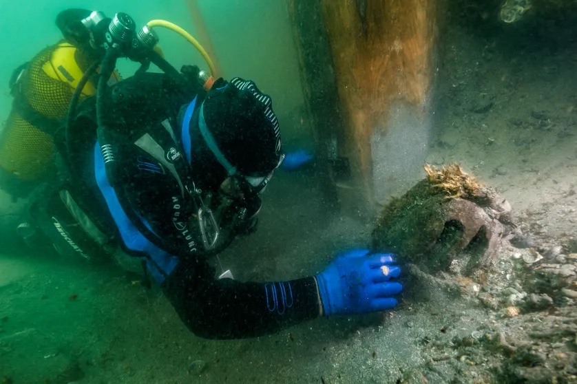 Un plongeur en train de fouiller le pont supérieur de l'épave Jeanne-Elisabeth, retrouvée au large du Languedoc.