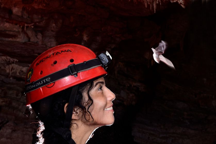 Une jeune femme regardant une chauve-souris en vol - Toca de Boa Vista (Lage dos Negros, Bahia, Brésil)