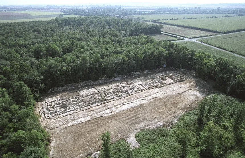 860_5-tumulus-c-de-pere-a-prisse-la-charriere-en-cours-de-fouilles-plaine-d-argenson-deux-sevres-cli.jpeg