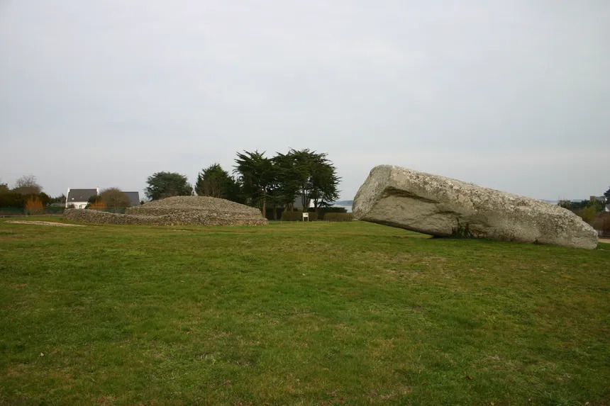 860_6-grand-menhir-brise-premier-plan-et-table-des-marchands-arriere-plan-locmariaquer-morbihan-clic.jpeg