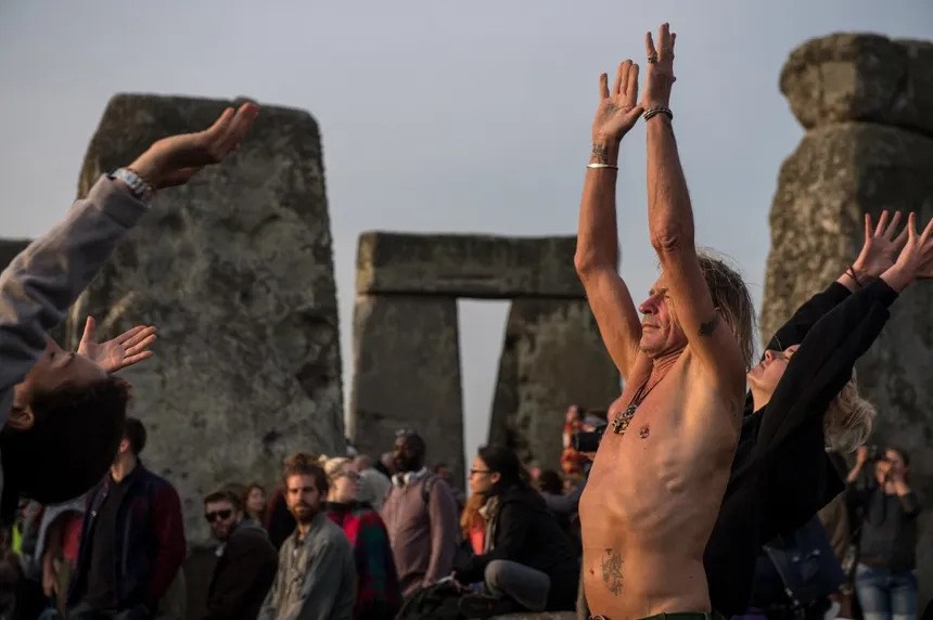 Des adeptes du druidisme célèbrent la fête païenne du solstice d'été du 21 juin, à Stonehenge (sud de l'Angleterre) 860_jea-2022-09.jpg_1.jpeg
