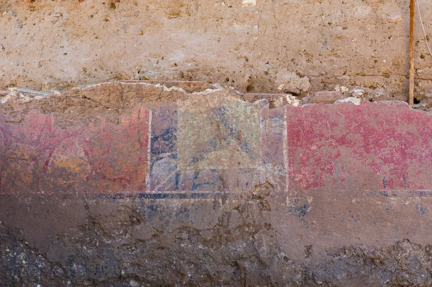 860_sc_conserves-sur-80-cm-de-haut-les-murs-sont-decores-de-fresques-imitant-le-marbre-2-c-flore-giraud-inrap.jpg