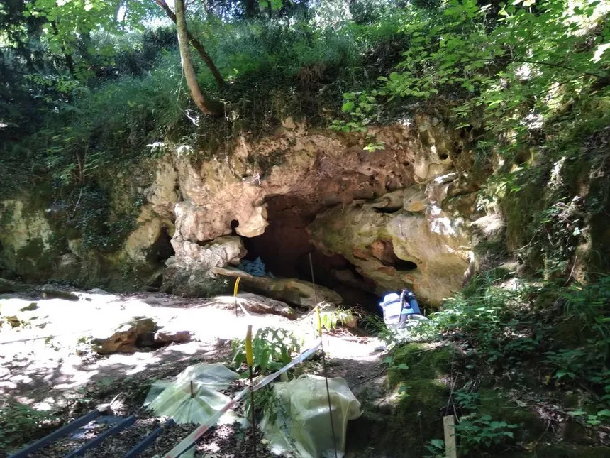 Entrée de la grotte de la Roche-Cotard (Langeais - Indre-et-Loire) 860_sc_entree-grotte-roche-cotard.jpeg