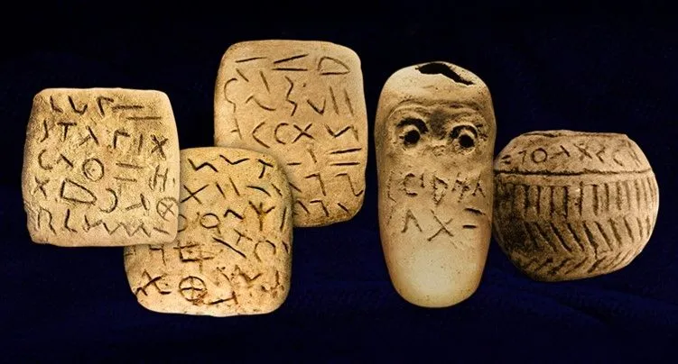 860_sc_glozel-tablettes-et-poteries-trouvees-a-glozel-mom.jpg