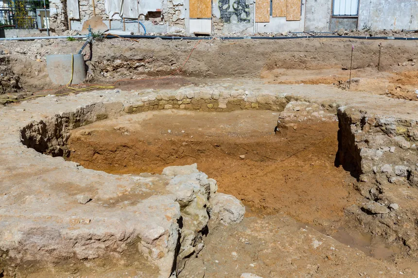 860_sc_les-archeologues-ont-eu-la-surprise-de-decouvrir-les-vestiges-de-l-enceinte-inedite-de-narbo-martius-datant-d.jpg