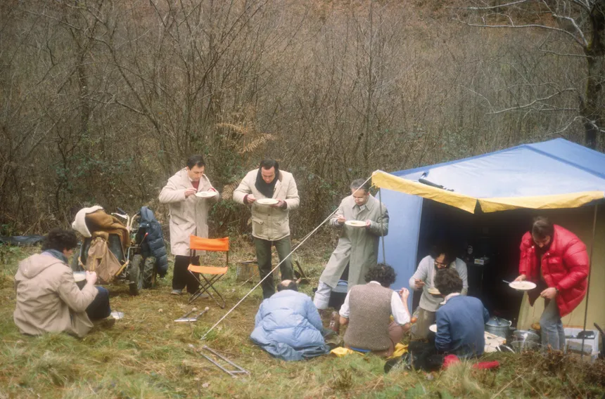 860_sc_sondages-de-decembre-1983-pause-repas-dans-le-champ-des-morts-pour-les-participants-au-programme-c-photographie-m-f-diot.jpg