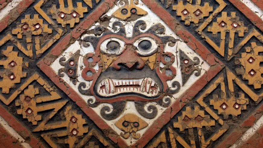 Peinture murale à relief illustrant le visage du héros mythologique mochica Ai Apaec, Huaca de la Luna, (Trujilo, Pérou) 