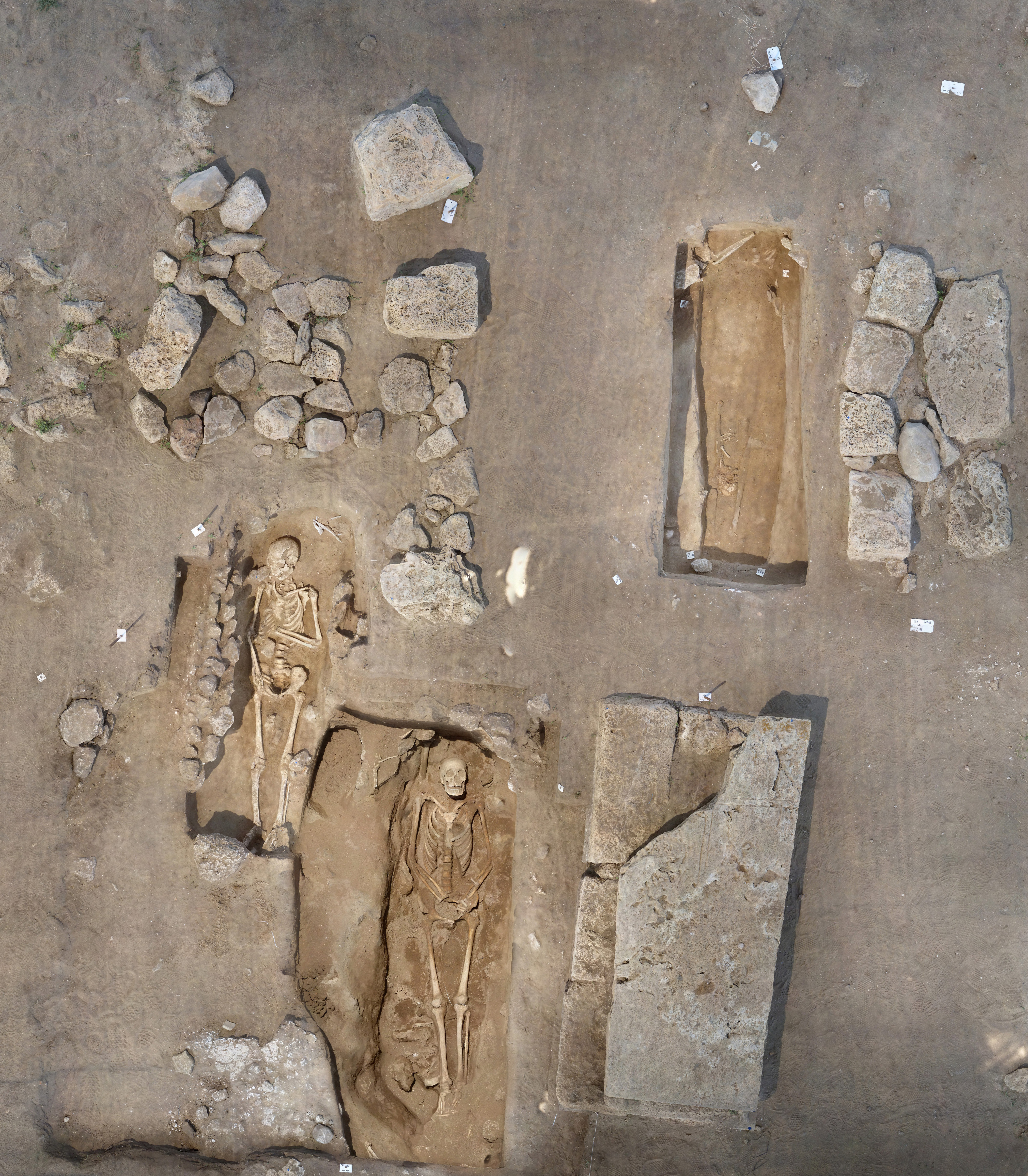 Vue zénithale du secteur 2 du cimetière d'Atlit, tombes monumentales.