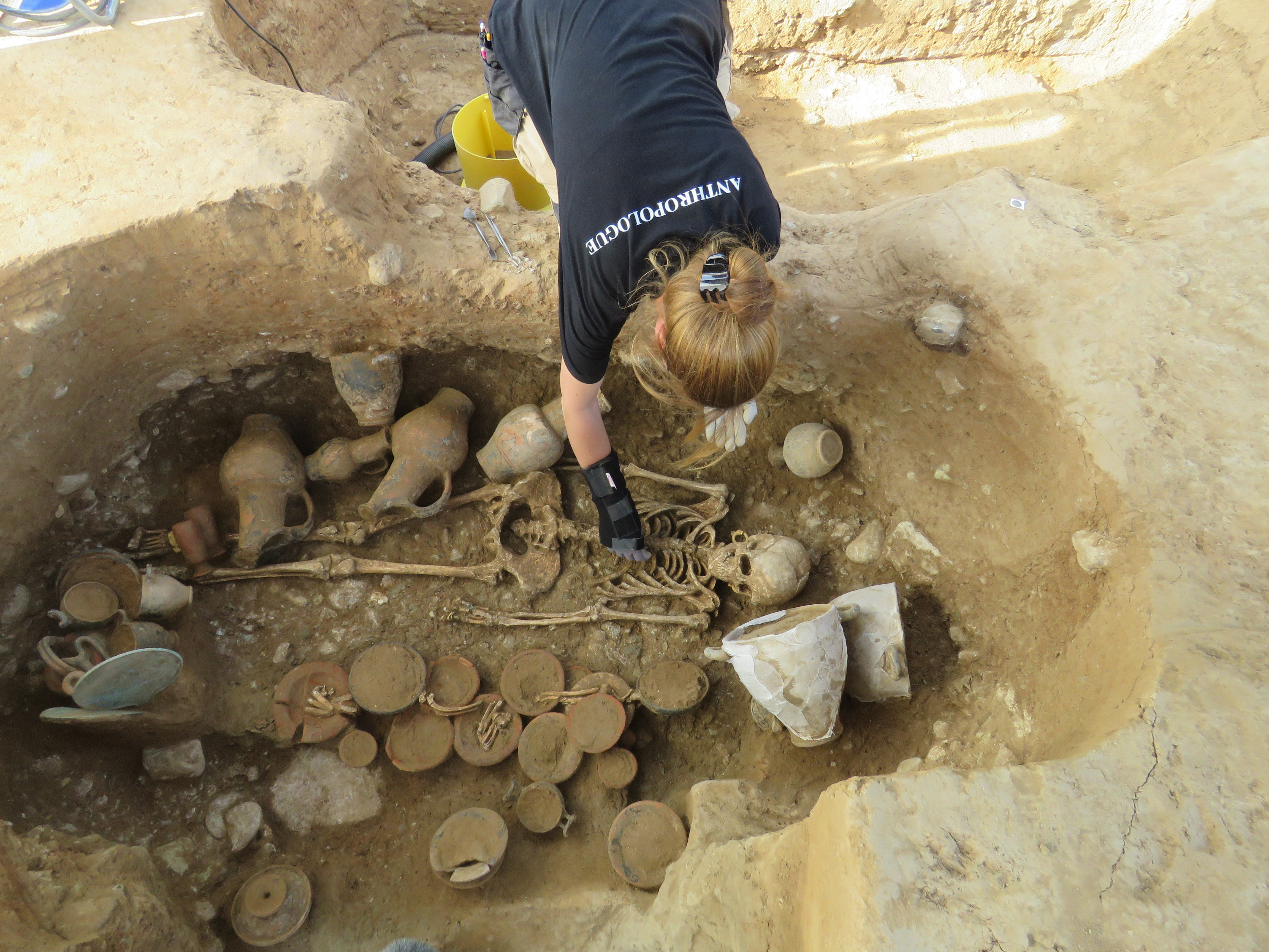 В 19 веке в колумбии археологи. Археологические раскопки. Археологические предметы.