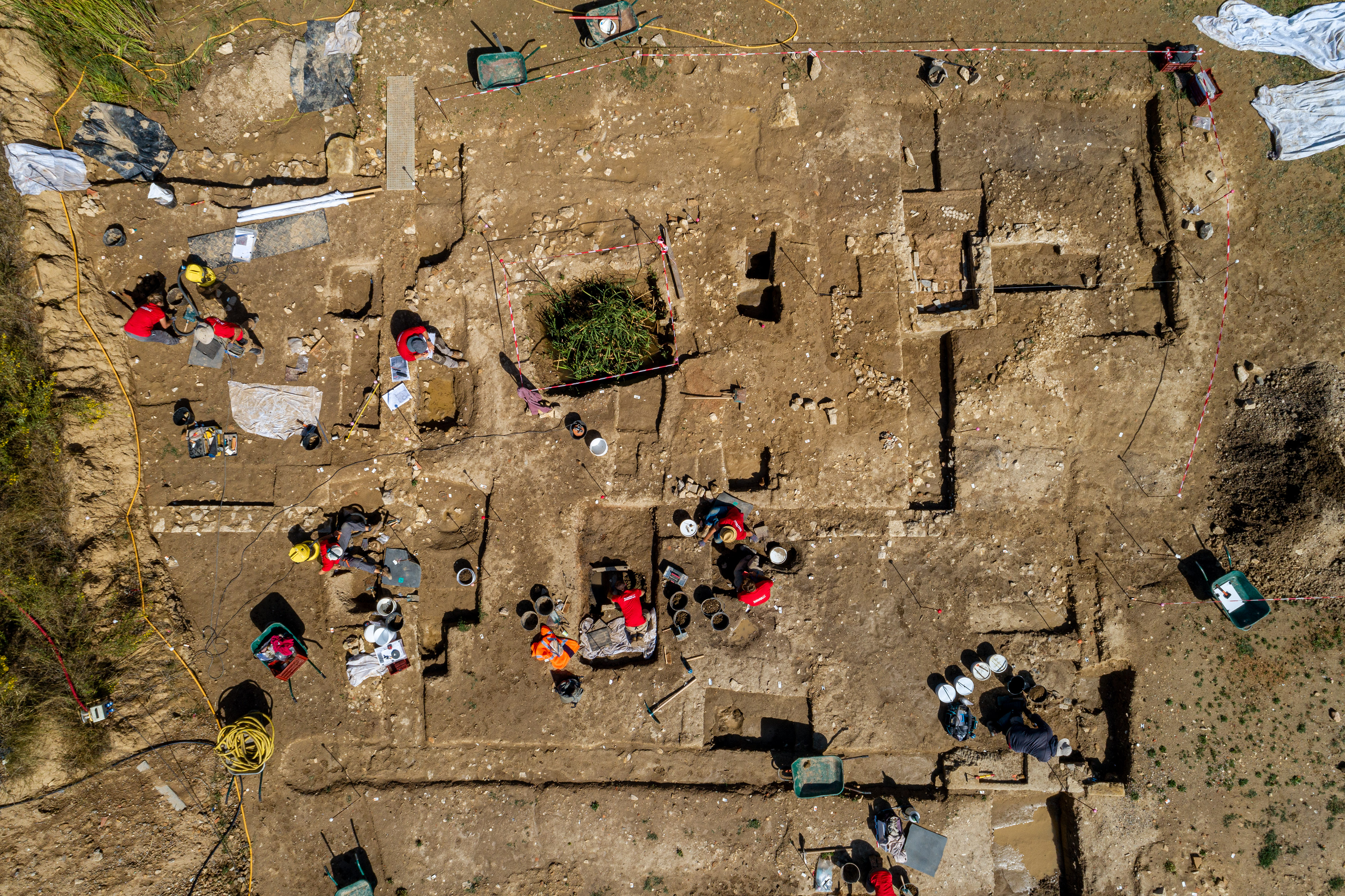 Vue de drone de la nécropole antique de Narbonne