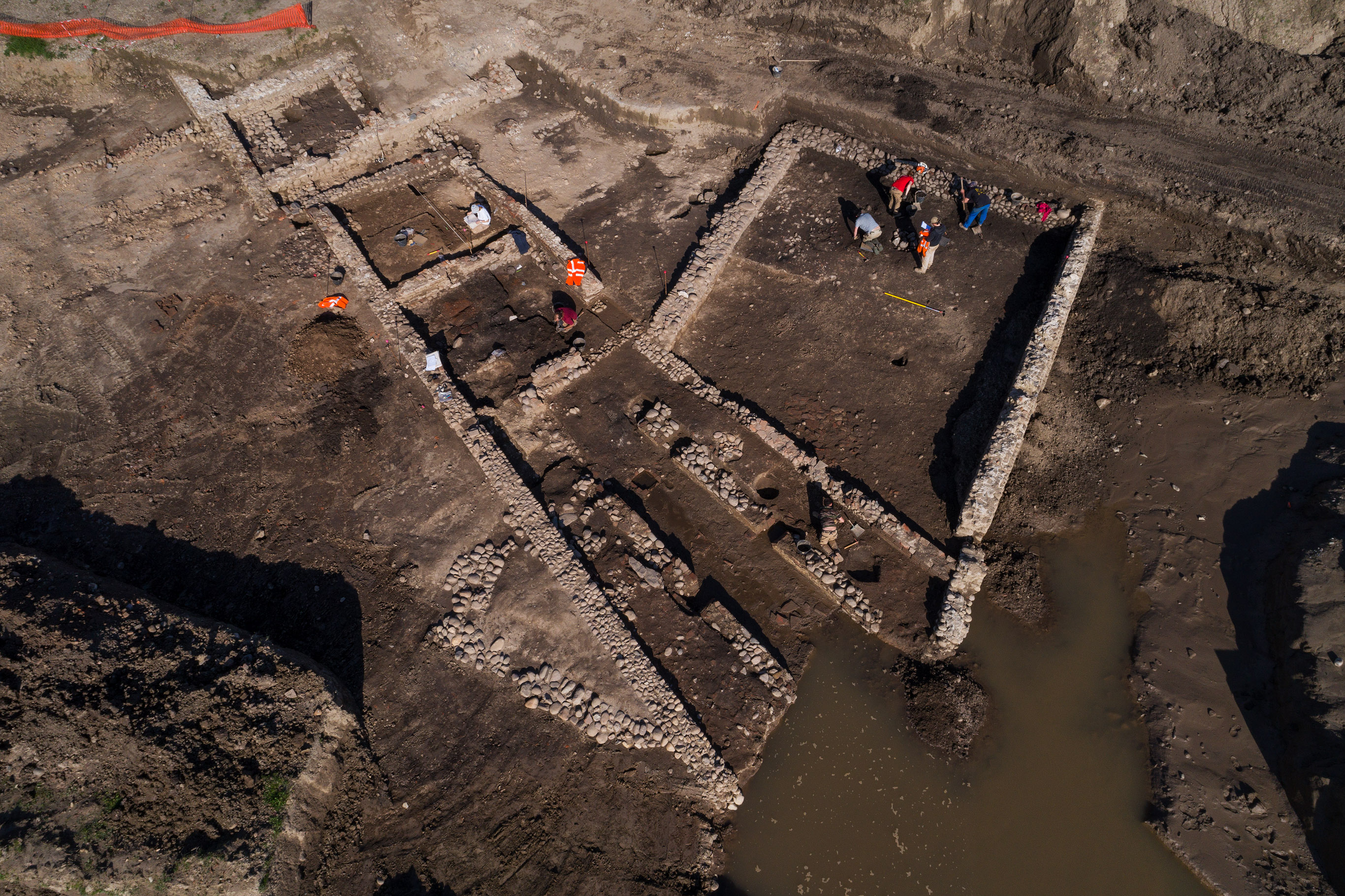 Vue aérienne du mithraeum et ses annexes. A droite, un bâtiment postérieur.