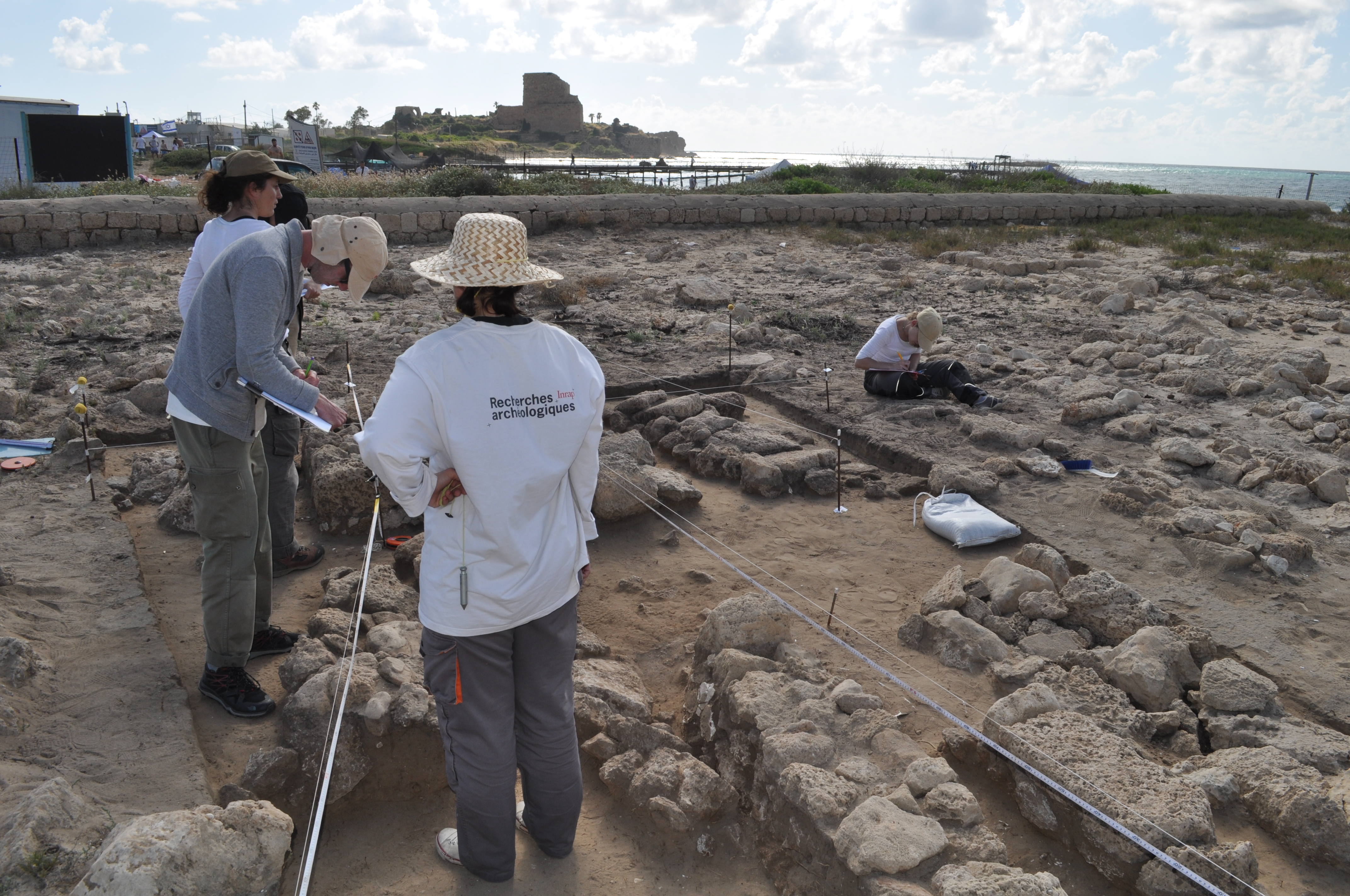 Mesure et relevé dans le cimetière franc d'Atlit.
