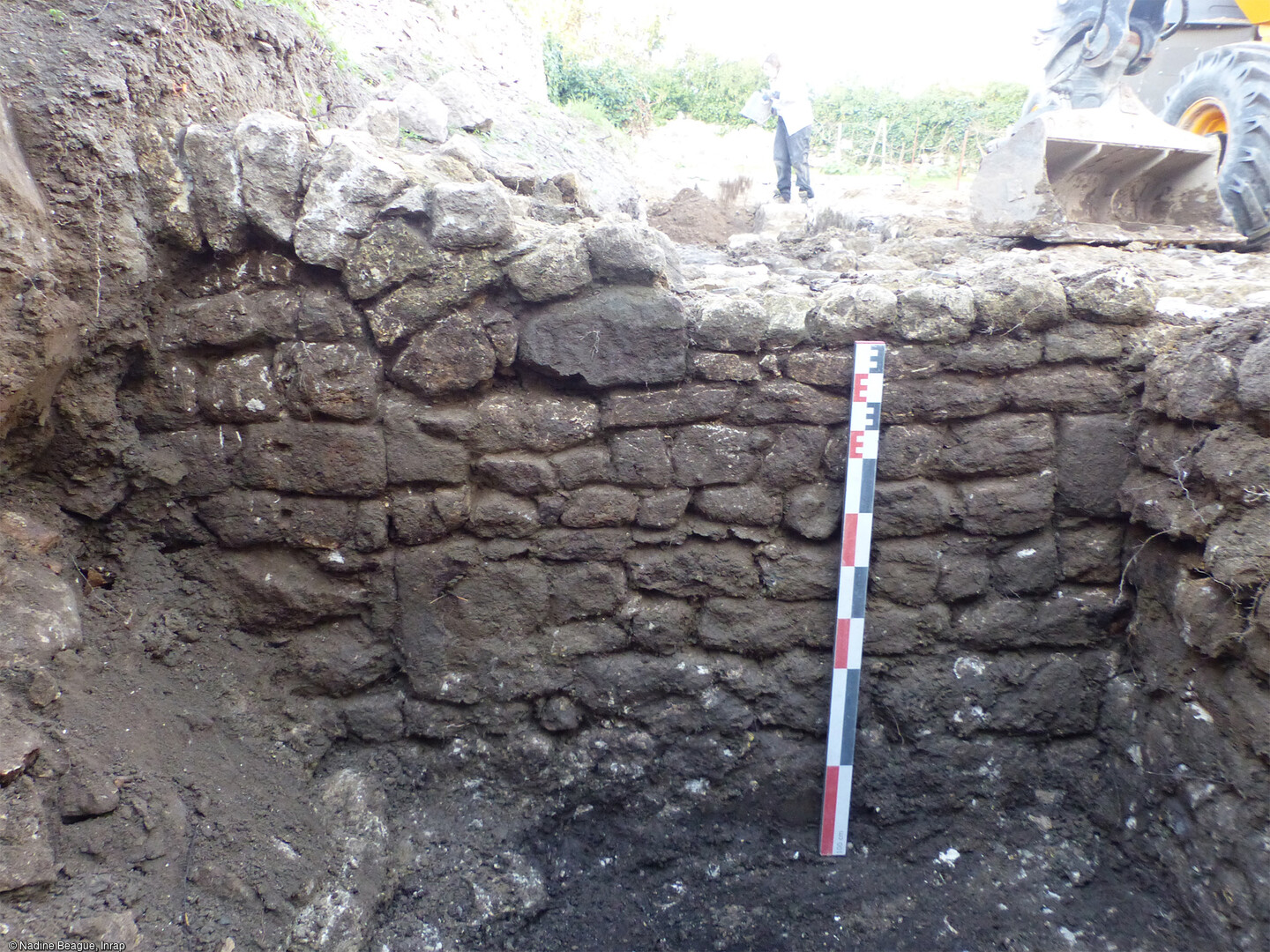 Fosse réceptacle des latrines du logis (XVIIe-XVIIIe s.). Les niveaux organiques étaient recouverts de remblais de démolition masquant un accès condamné (sur la gauche), rue Pousse-Mesnil à Brouage, (Charente-Maritime).