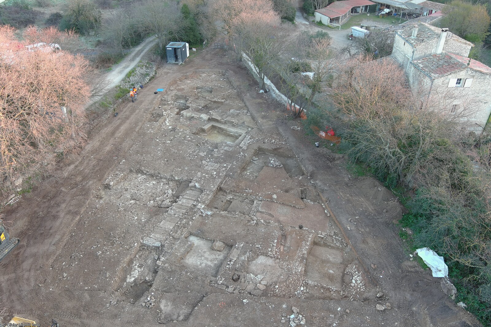 Vue générale du chantier. Un quartier antique occupé entre le milieu du Ier s. av. notre ère et le milieu du IIe s. de notre ère a été découvert à Villevieille (Gard) en 2023.