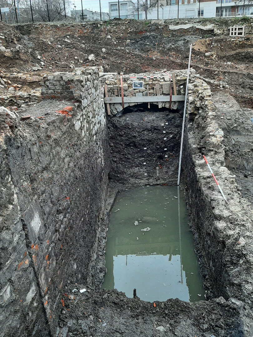 Canal de dérivation de la rivière Sambre et pont du 15e siècle mis au jour à Maubeuge (Nord) en 2023. Le niveau de l’eau correspond globalement au fond du canal. Les remblais stratifiés d’abandon du canal durant le 16e siècle sont visibles sous l’arche du