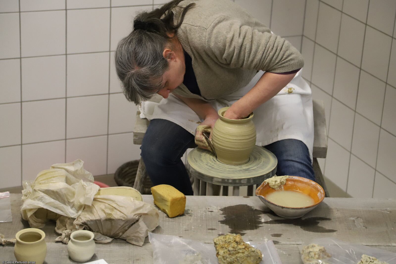 Tournage expérimental à partir de l'argile prélevé à Sevrey au centre Inrap de Dijon (Côte-d'Or).