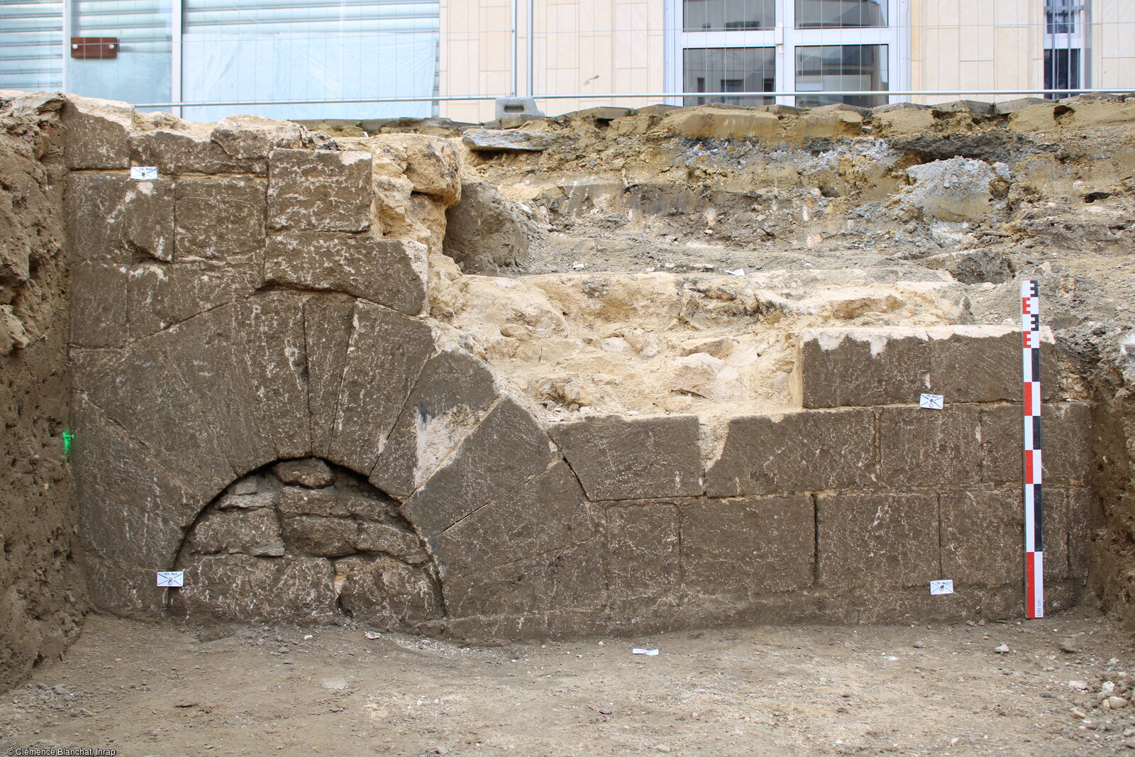 Tronçon de l’enceinte urbaine médiévale de Creil avec l’arc de voûte de la poterne, découvert à Creil (Oise) en 2023. Ce site présente&nbsp; des occupations de l’époque médiévale jusqu’à l’époque contemporaine.