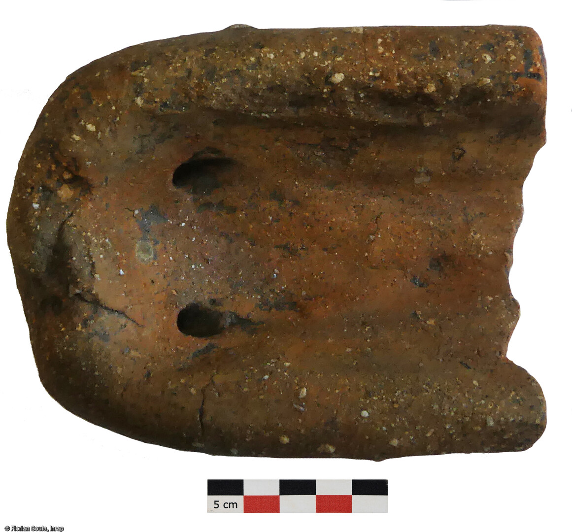 Fragment de lingotière découvert sur la fouille de de Sotta (Corse-du-sud)en 2023. Un site néolithique y a été mis au jour.