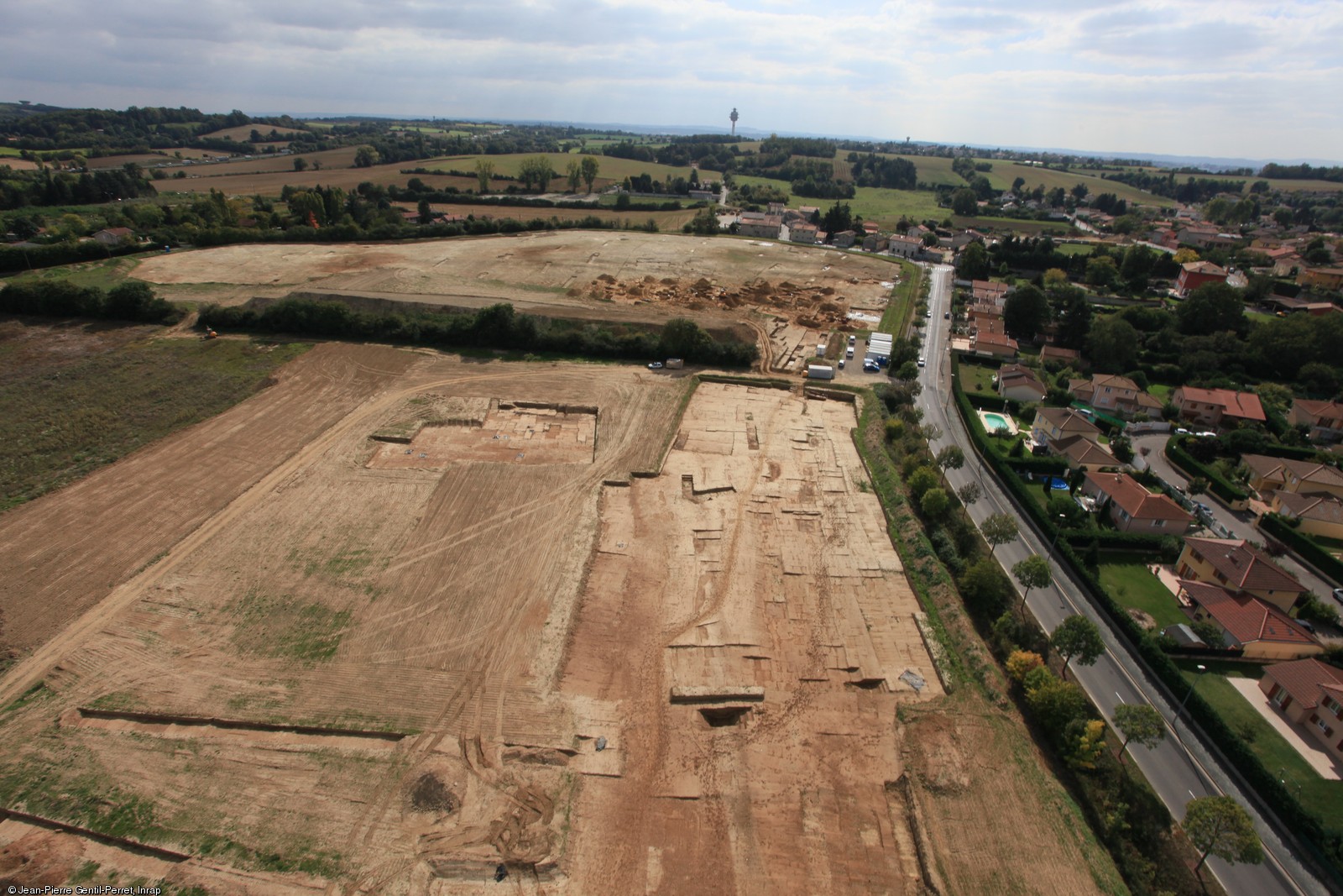 Vue aérienne du site du Grand Montout à Décines (Rhône), 2011. Une fouille a été menée en 2011 sur 7,2 hectares préalablement à l'aménagement du stade de l'Olympique Lyonnais. Elle a livré d'importants vestiges d'occupation, du Néolithique à l'Epoque mode