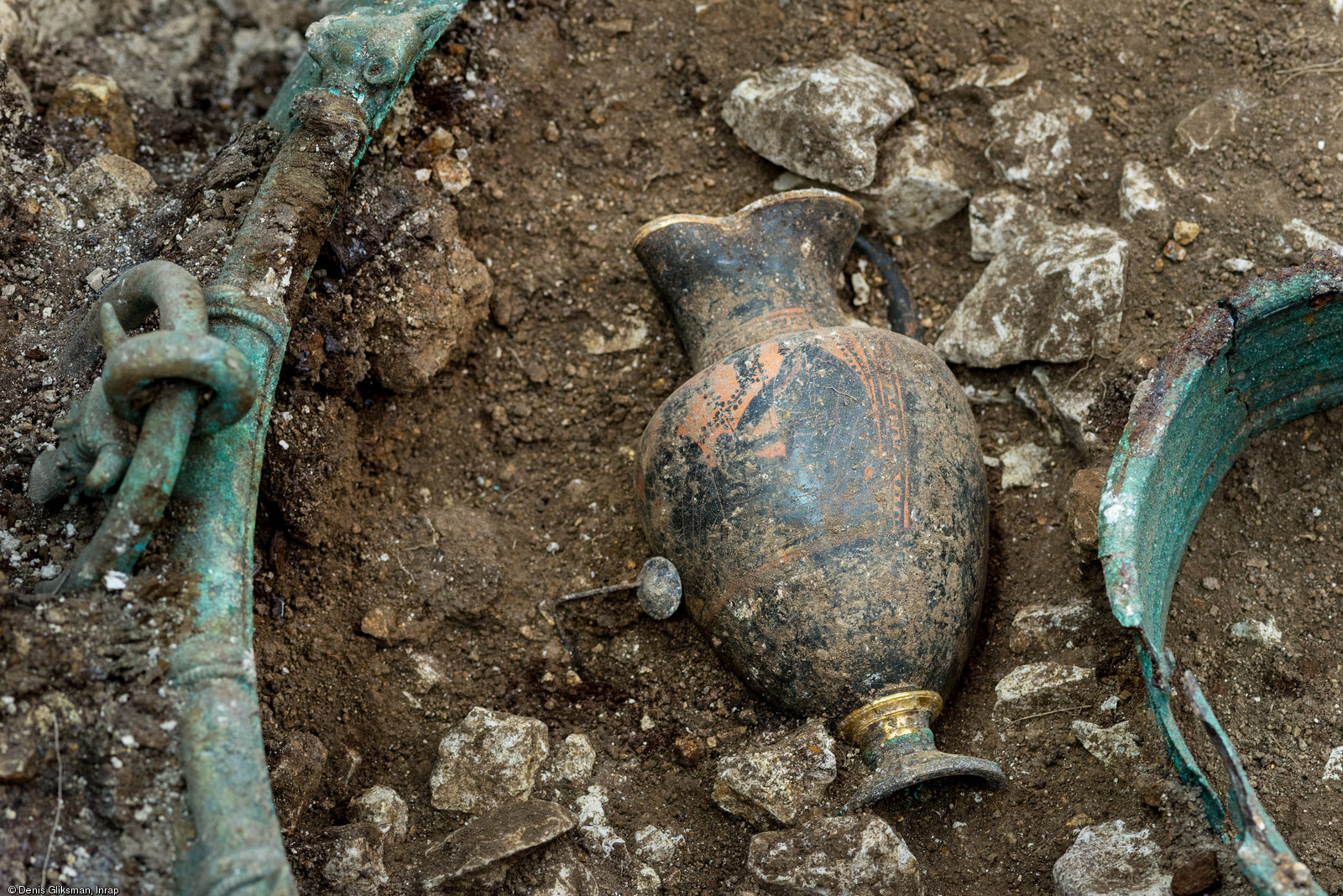 Cruche à vin grecque décorée retrouvée dans un chaudron en Bronze provenant d'une tombe princière datée du début du Ve siècle avant notre ère. Elle a été découverte dans un complexe funéraire monumental exceptionnel, mis au jour à Lavau (Aube). Cruche à vin grecque décorée retrouvée dans un chaudron en Bronze provenant d'une tombe princière datée du début du Ve siècle avant notre ère. Elle a été découverte dans un complexe funéraire monumental exceptionnel, mis au jour à Lavau (Aube).