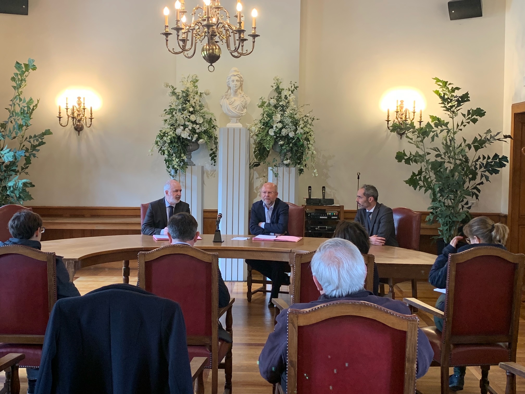 Dominique Garcia, président de l'Inrap,  Jean-Pierre Gorges, président de Chartres métropole, et Rémi Martial, maire de Lèves.