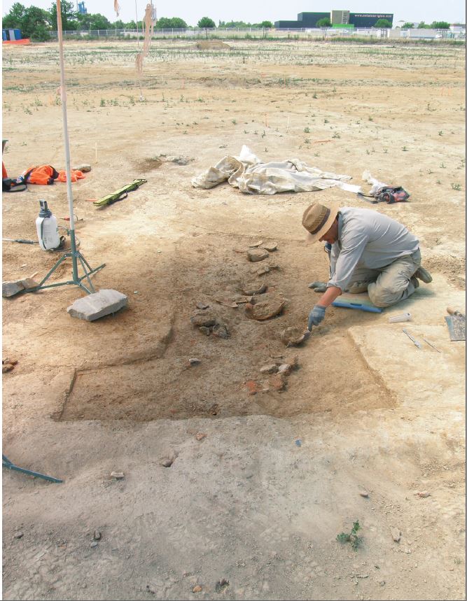 Vue d’un ensemble de sépultures à crémation en cours de fouille, La Mothe-Achard/La Chapelle Achard, La Maisonnette de la Madeleine (fouille P. Vialet, Inrap, 2014).