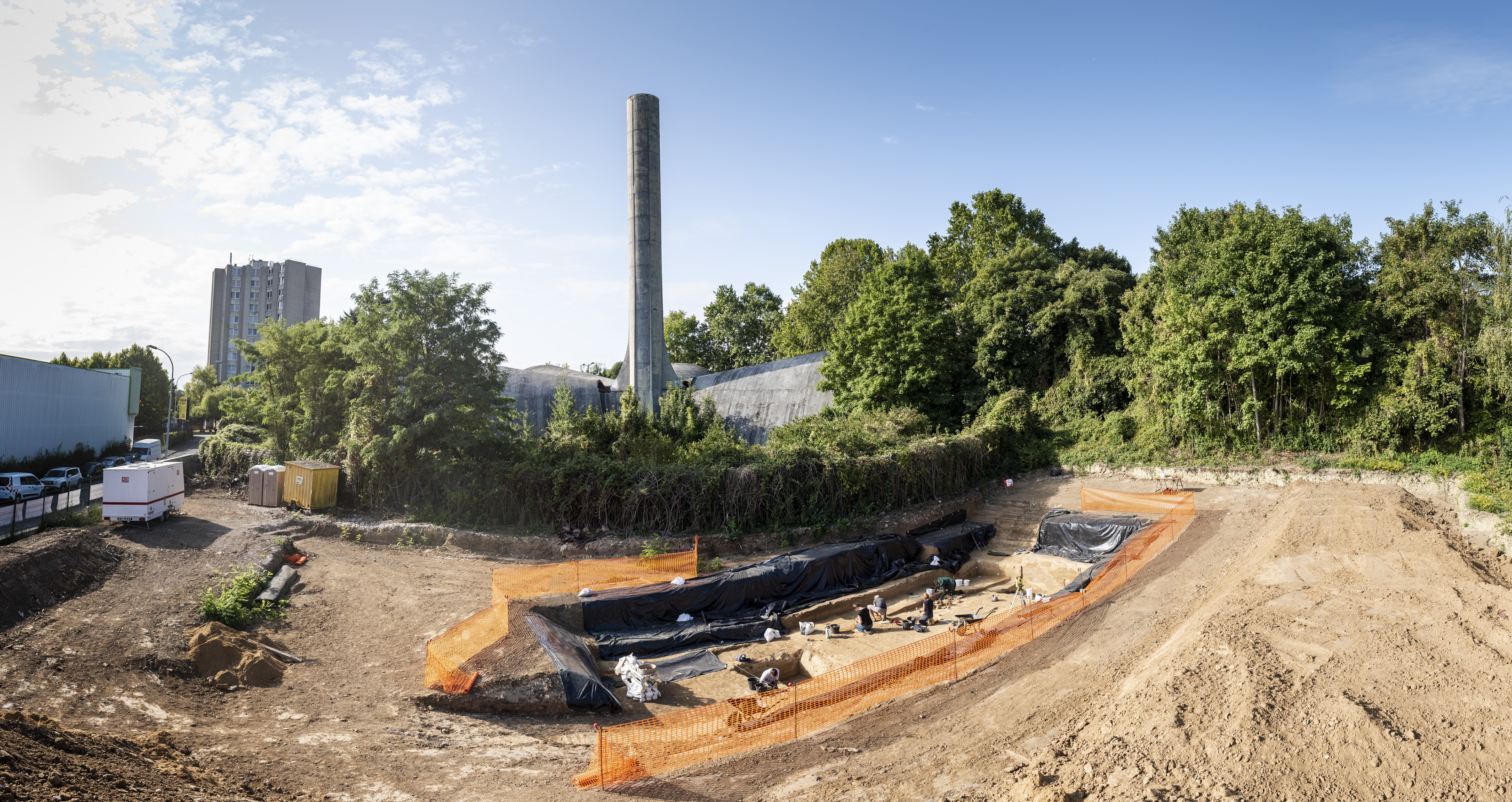 Vue panoramique du site des Tarterêts III. Au second plan, la chaufferie des années 1970 classée aux Monuments Historiques.